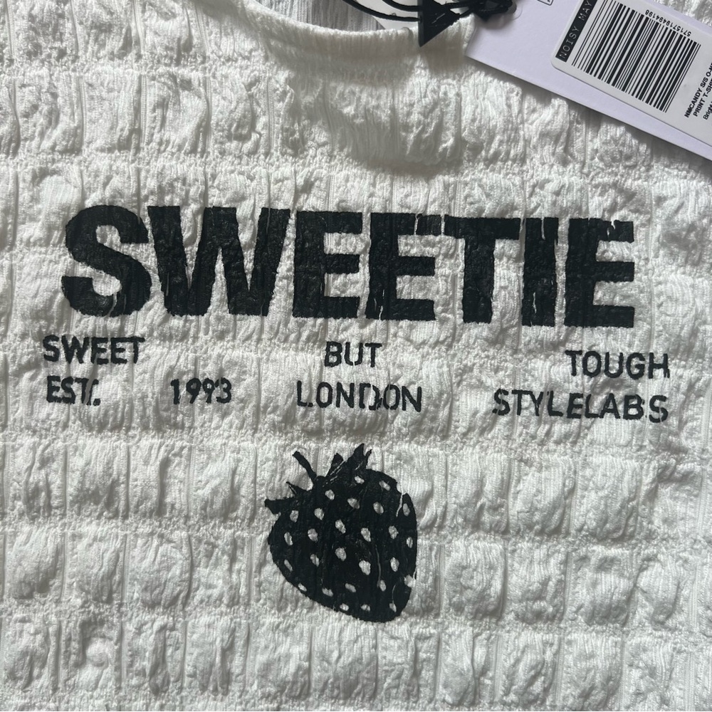 BNWT Noisy May “Sweetie” Textured Crop Top White Strawberry Graphic M - Picture 3 of 6
